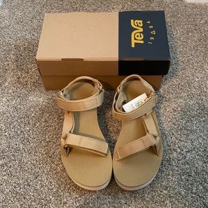 Teva tan and white flatform universal size 7 NWT